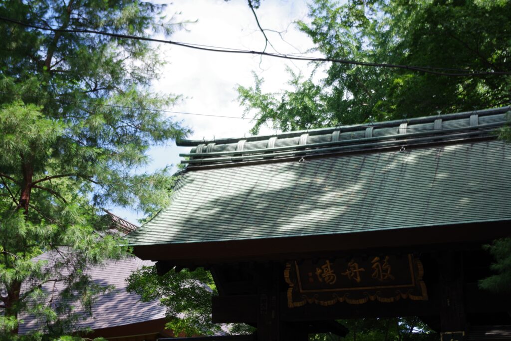 九品仏浄真寺の総門。歴史を感じる佇い。