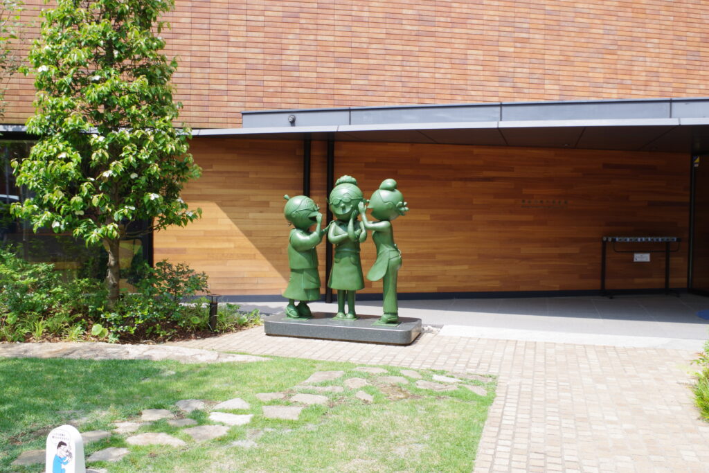 長谷川町子記念館入り口のサザエさん像の写真。